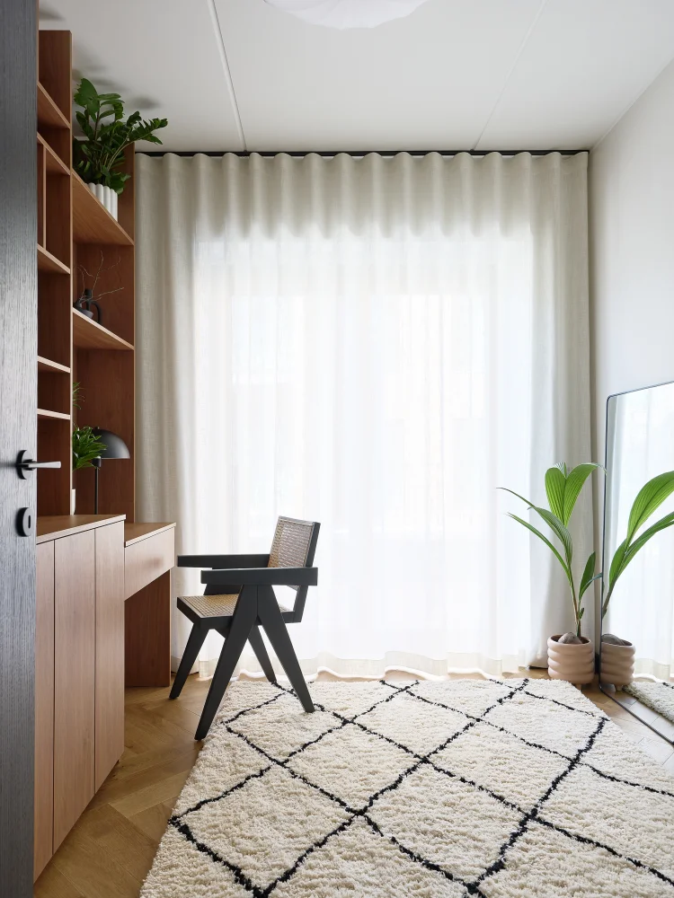 Vaikuttava osa olohuonetta tummanharmailla seinillä